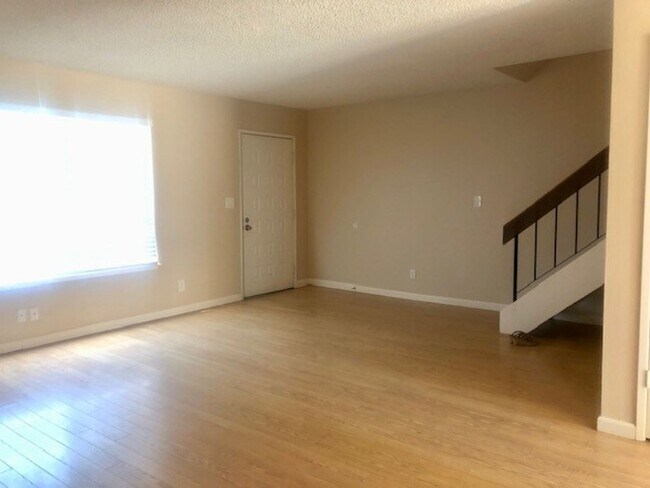 Building Photo - Charming 3 bedroom, 2.5 bath Townhome in C...