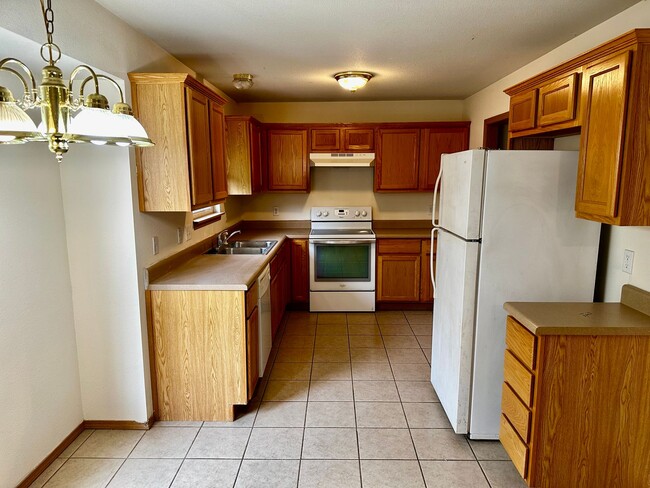 Building Photo - All Brick SE Springfield home for lease