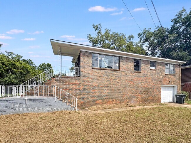 Foto del edificio - Cozy 4-Bedroom Home with Convenient Locati...
