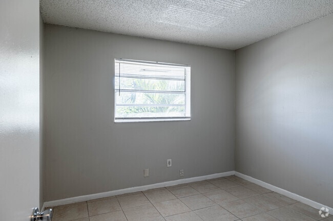ESQUINA 2 HAB, 1 BA - 775 PISOS FRESCOS - Palm Court Apartments