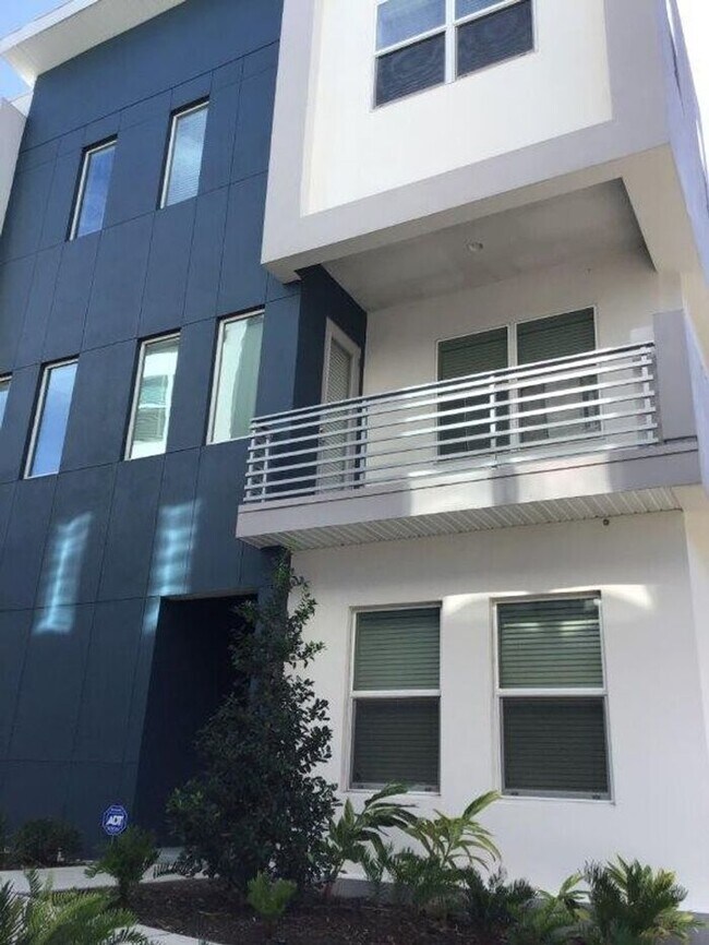 Building Photo - Orlando 3 BEDROOM Townhome Located In SODO