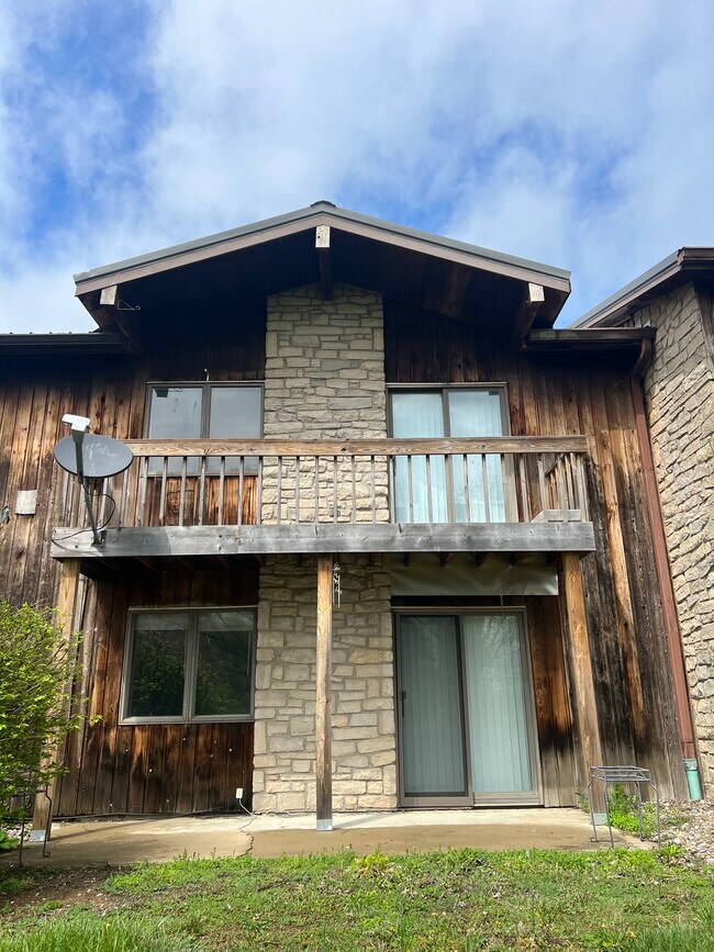 8 unidades construidas en 1980 - 701-709 Etzler Dr