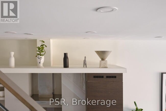 Building Photo - 1030 King St W