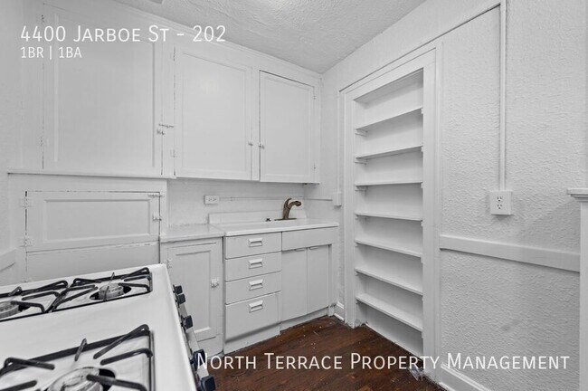 Building Photo - ? 1-Bedroom + Den at Jarboe Place – Vintag...