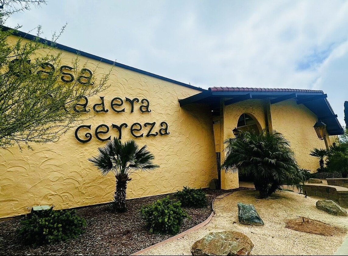 Foto principal - Huge 1 Bedroom in Quiet Neighborhood