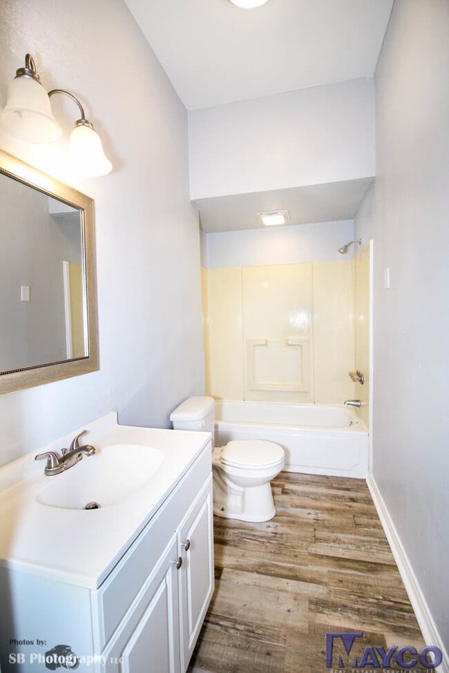 Building Photo - 448-448 Robinson Pl