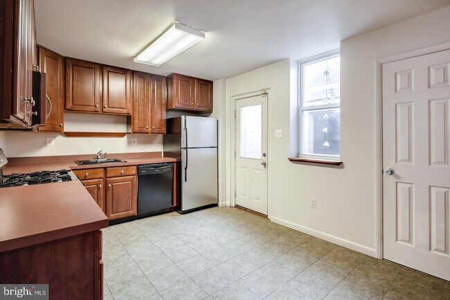Building Photo - 2124 Catharine St