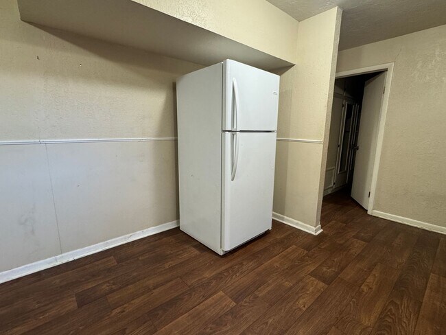 Foto del edificio - 401 Becker- NOW AVAILABLE!