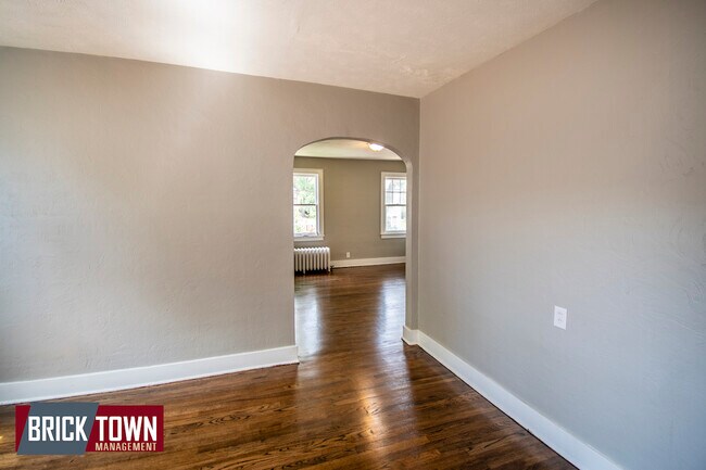 Building Photo - 4915 Davenport St