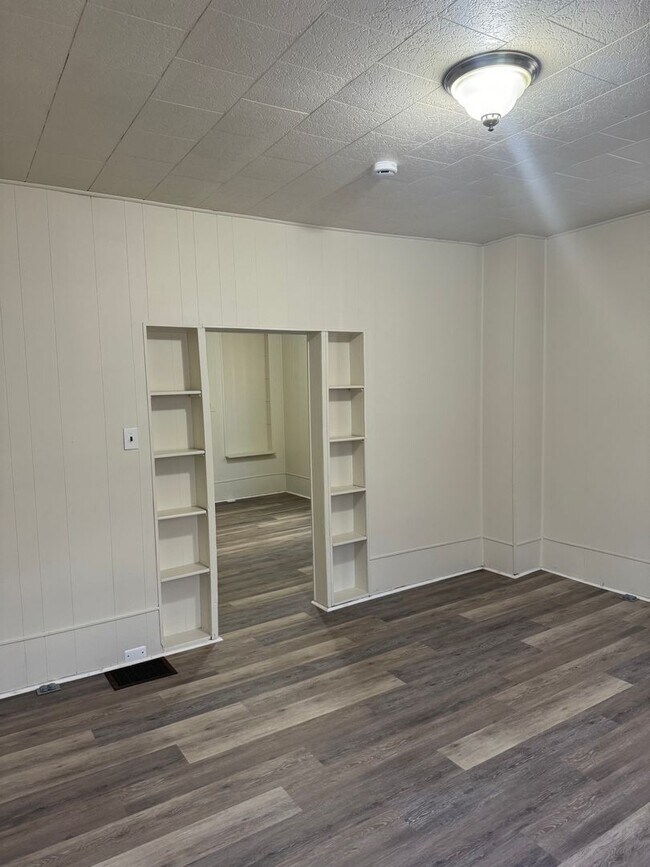 Foto del edificio - 3 bedroom, 1 bath, 3 story half double house