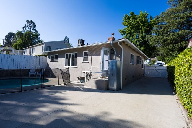 Foto del edificio - Freshly Renovated 3BR/2BA Pool Home – La C...