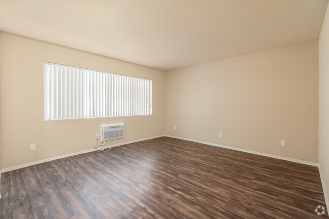 Studio - 475SF - Living Room - Chateau Dearborn