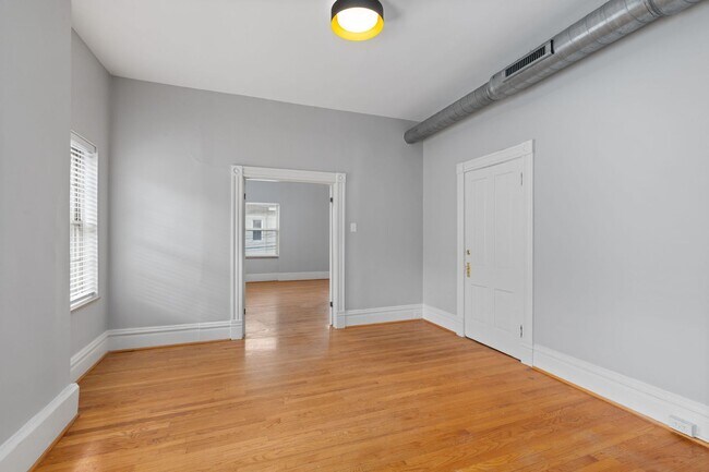 Foto del edificio - 2700-2702 Macklind