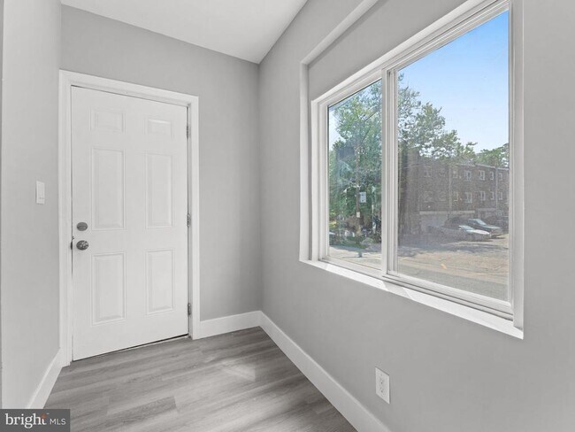 Foto del edificio - 9 N Front St