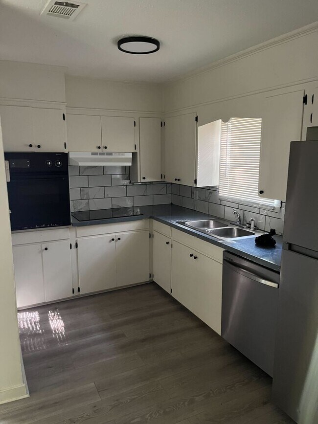 Building Photo - 3 Bedroom 1 Bath