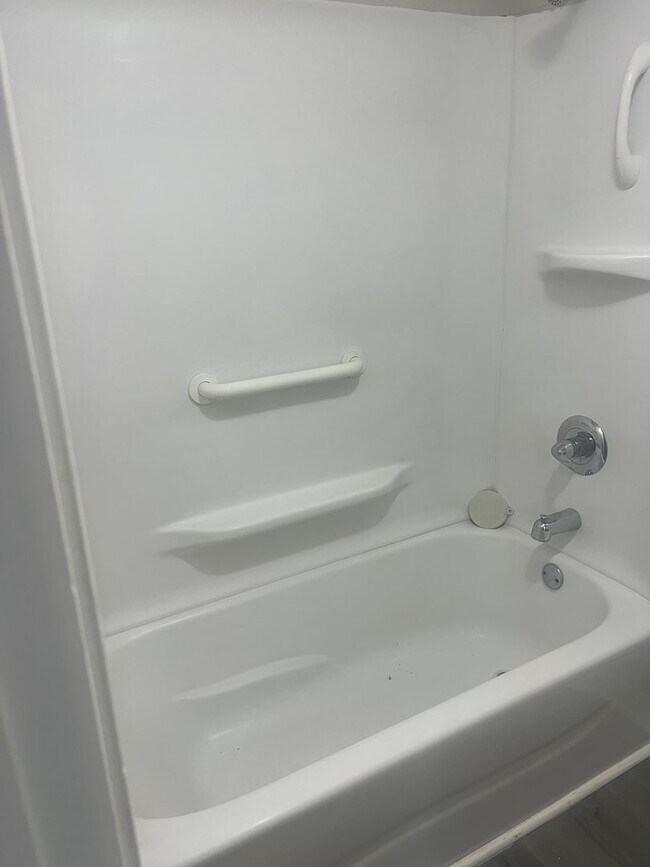 Foto del edificio - One Bedroom Spacious Duplex Located on S Brookville Rd & S Arlington Ave  SECTION 8 WELCOME