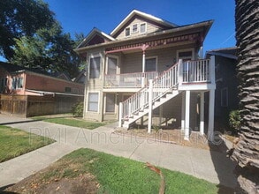 Building Photo - 718 28th St