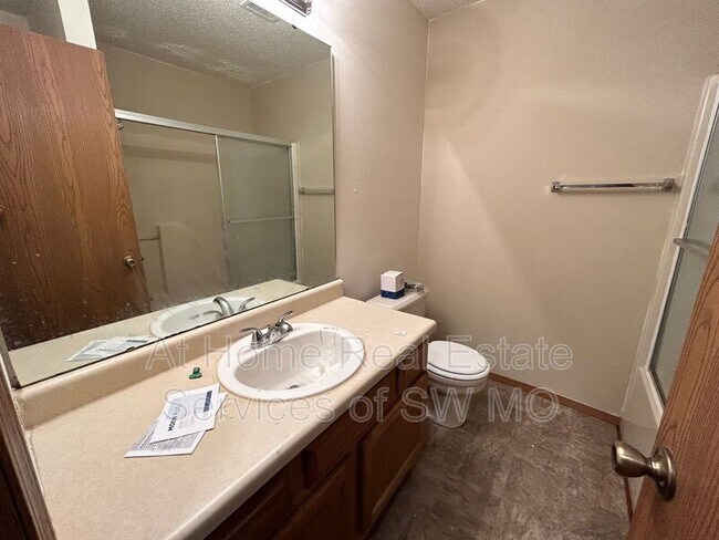 Foto del edificio - 1183 W Hall St