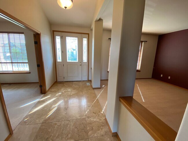 Building Photo - Large 3 Bed Home with Office, Fenced Yard, and Lawn Service!