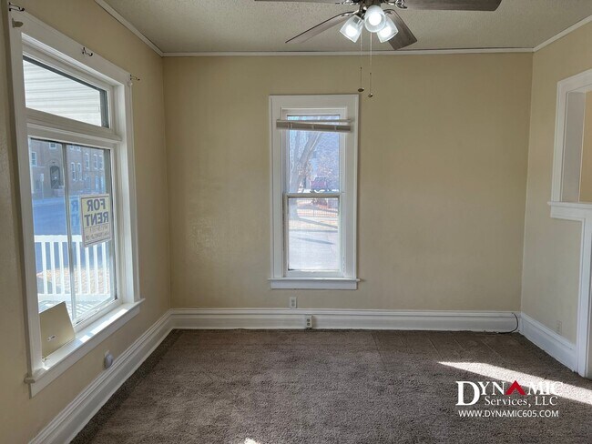 Foto del edificio - Remodeled 3 Bed / 1 Bath Remodeled Queen Anne Duplex – Downtown Sioux Falls