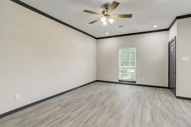 Building Photo - 8606 Lockwood Dr