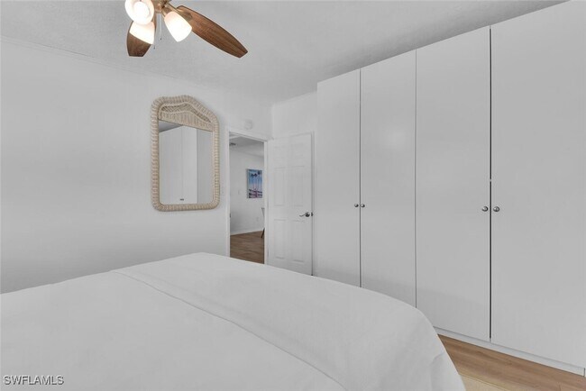 Foto del edificio - 2048 Holiday Ln