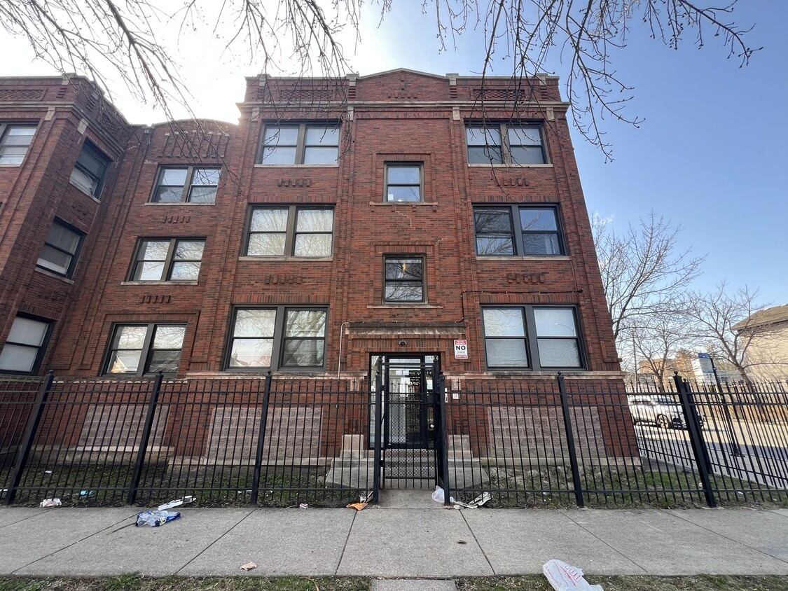 Foto principal - 6902 S Michigan Ave