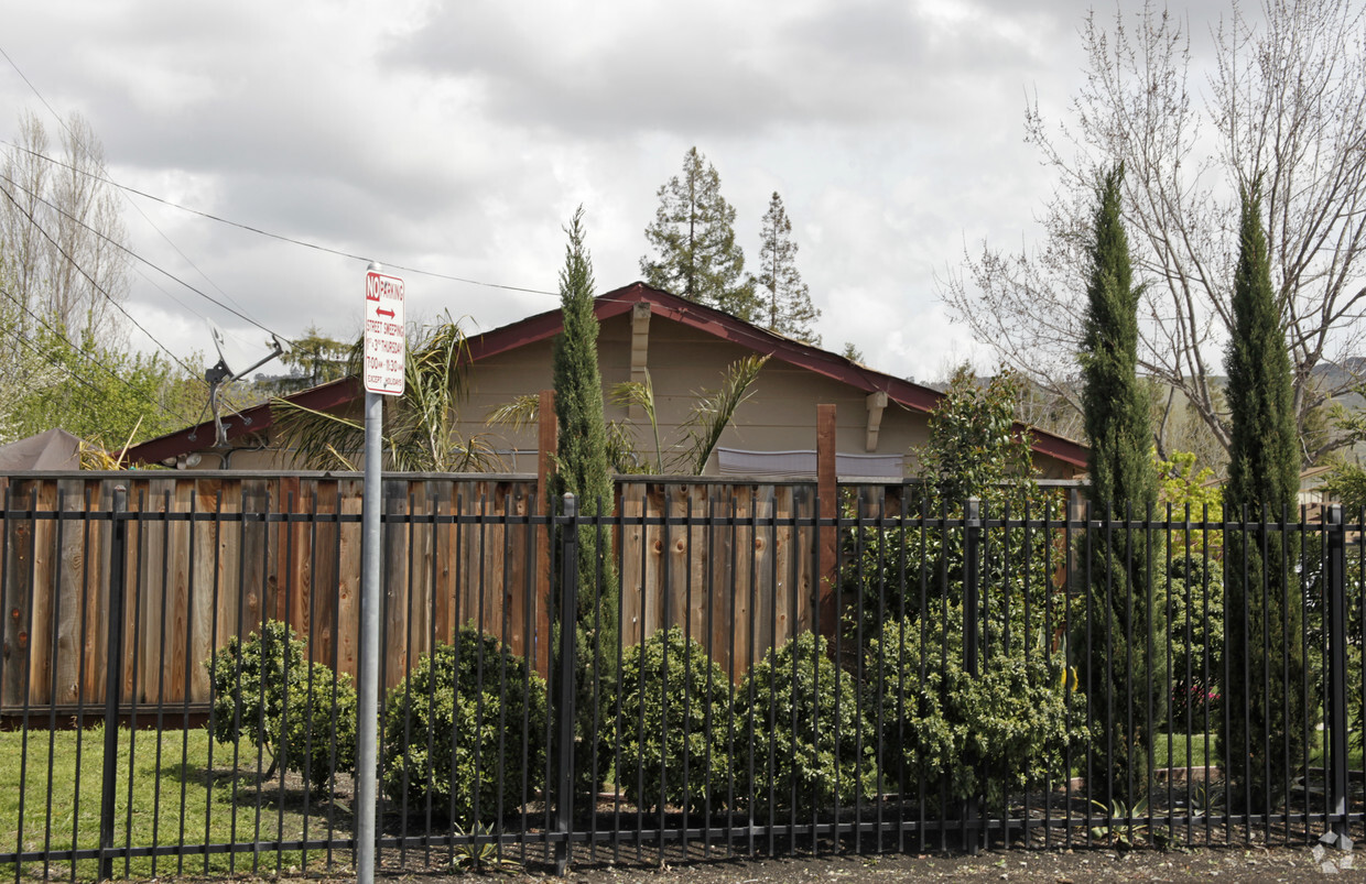 Building Photo - Manon Cottage Apartments