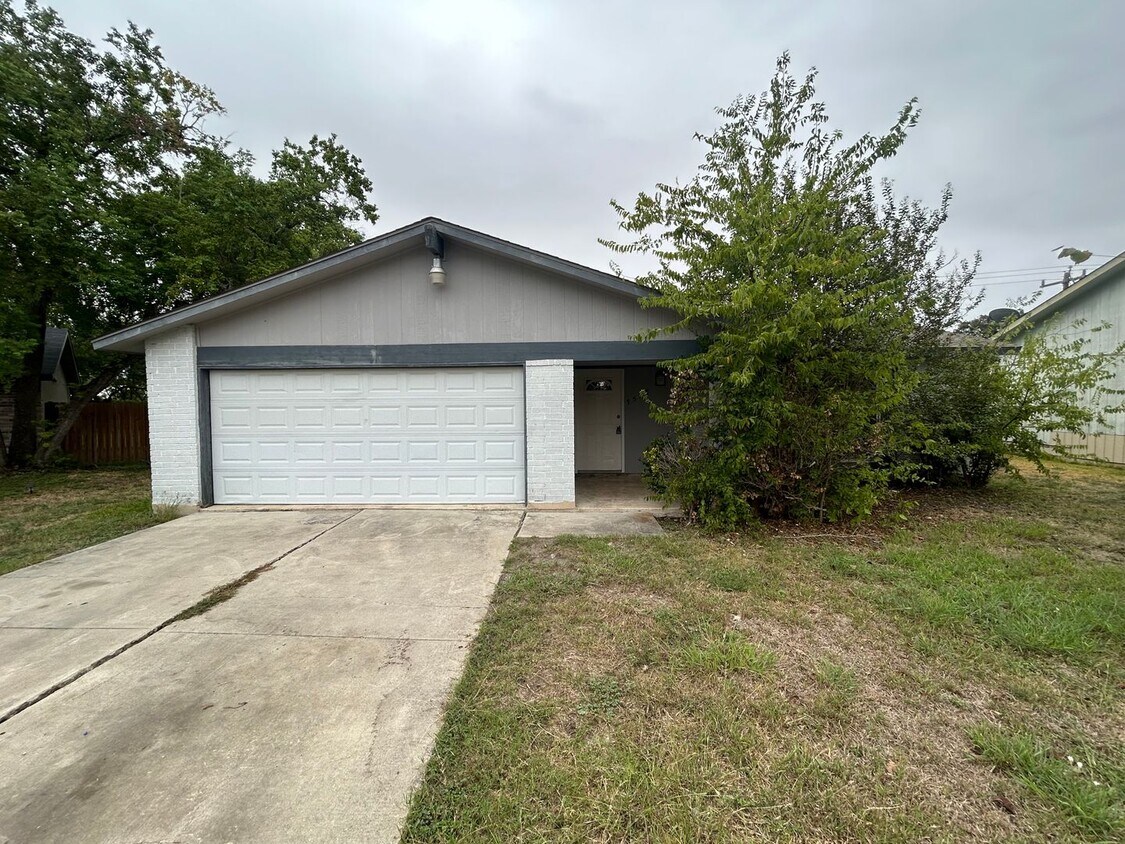Primary Photo - AVAILABLE NOW! 3 Bedroom / 2 Bath Home In ...