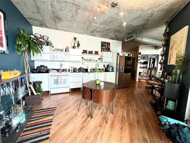 Foto del edificio - 690 SW 1st Ct