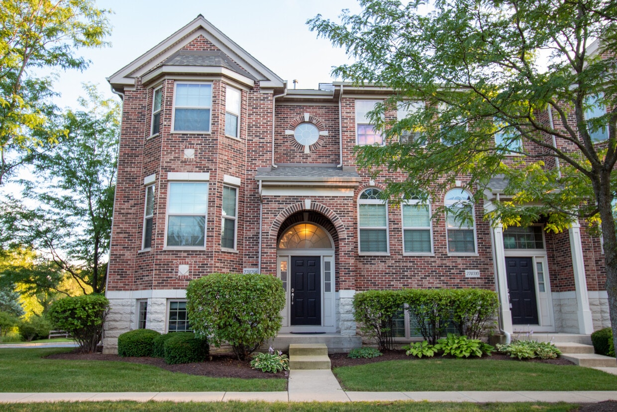 27W708 N Meadowview Dr, Winfield, IL 60190 Townhome Rentals in