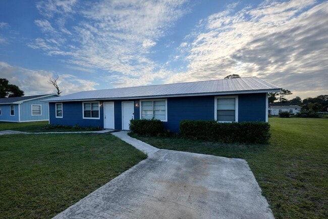 Building Photo - 5010 Killarney Ave