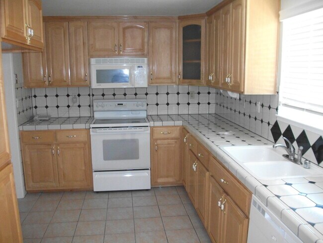 Building Photo - 4 bedroom home/ 2.5 Bath Single Family Hom...