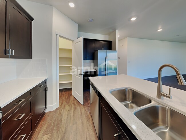 Building Photo - 936 Moorside Ave