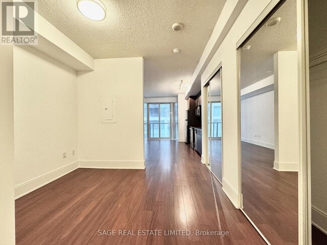 Building Photo - 560 Front St W