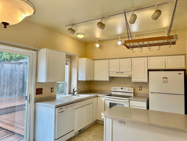 Building Photo - 2 WEEKS FREE RENT! Pet Friendly 2 Bedroom ...