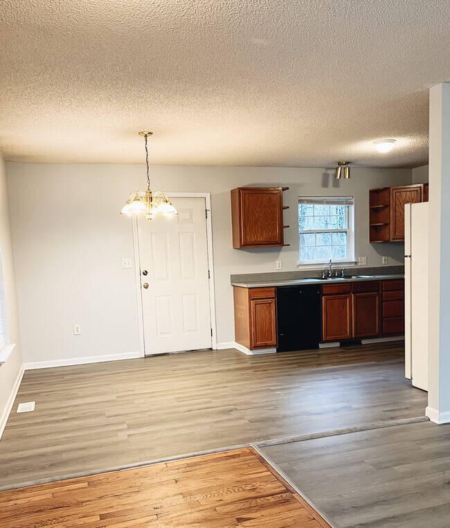 Foto del edificio - 390 Miller Pointe Dr