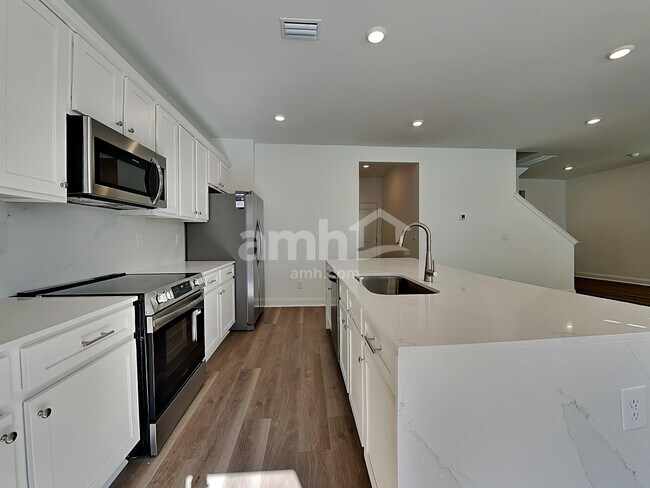 Building Photo - 551 Armstrong Curv
