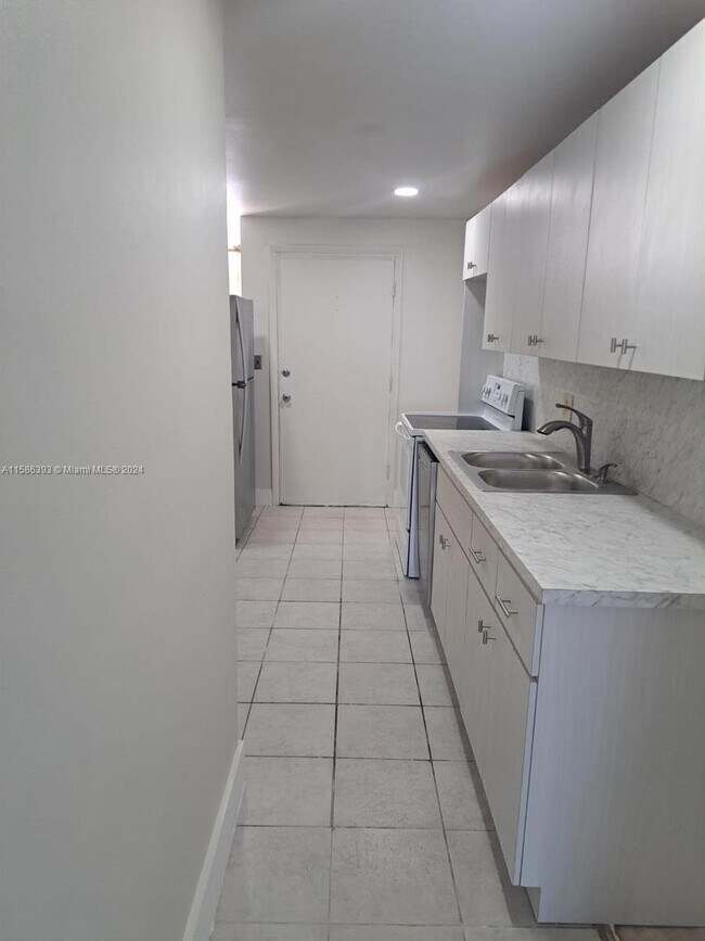 Foto del edificio - 3660 NE 166th St