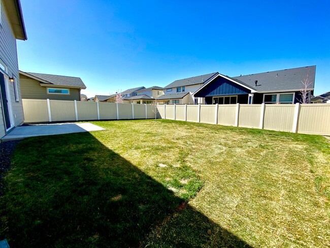 Building Photo - Lovely 5 Bed 4 Bath South East Boise Home ...