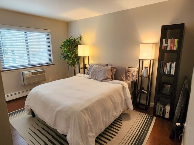 Bedroom - 607 W Wrightwood Ave