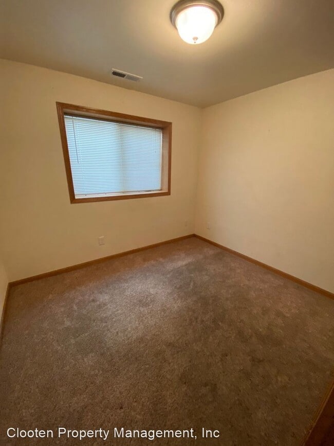 Building Photo - 3 br, 2 bath House - 1021 N 33rd St.