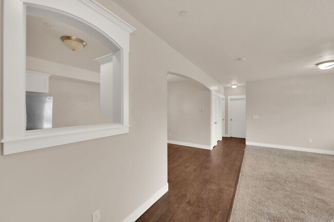Foto del edificio - 1823 N Crest Rd