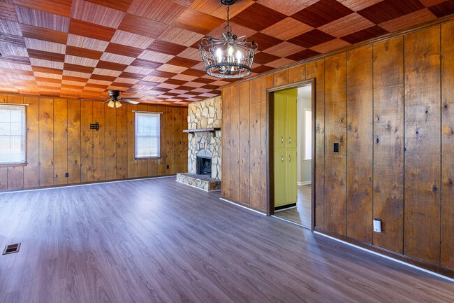 Building Photo - 1032 Bedford Dr
