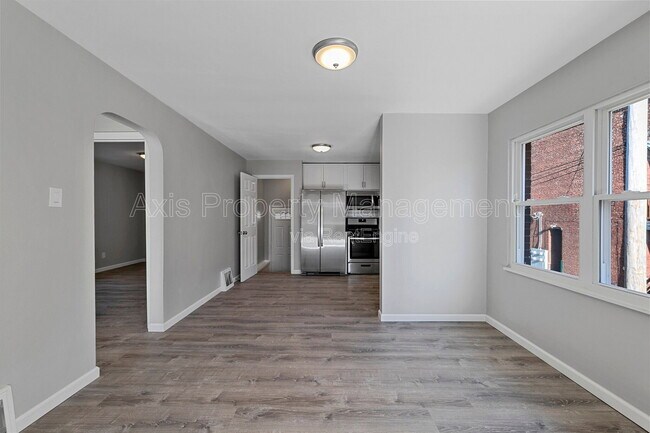Foto del edificio - 905 Russell Blvd