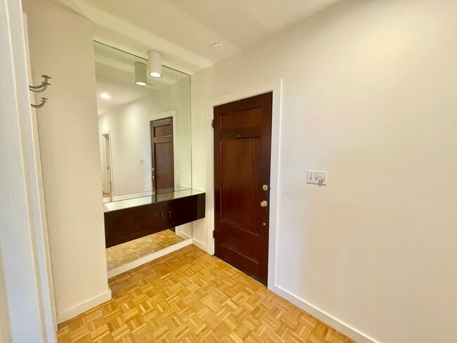 Building Photo - Coveted Pacific Heights Condo w/Private Pa...