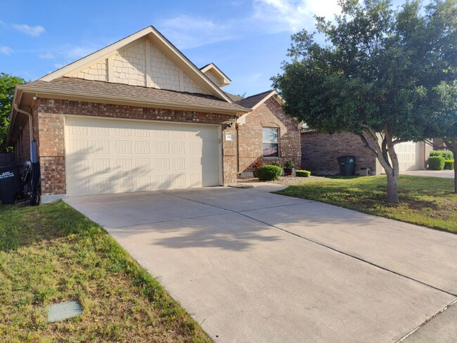 Building Photo - 528 S Brook Dr