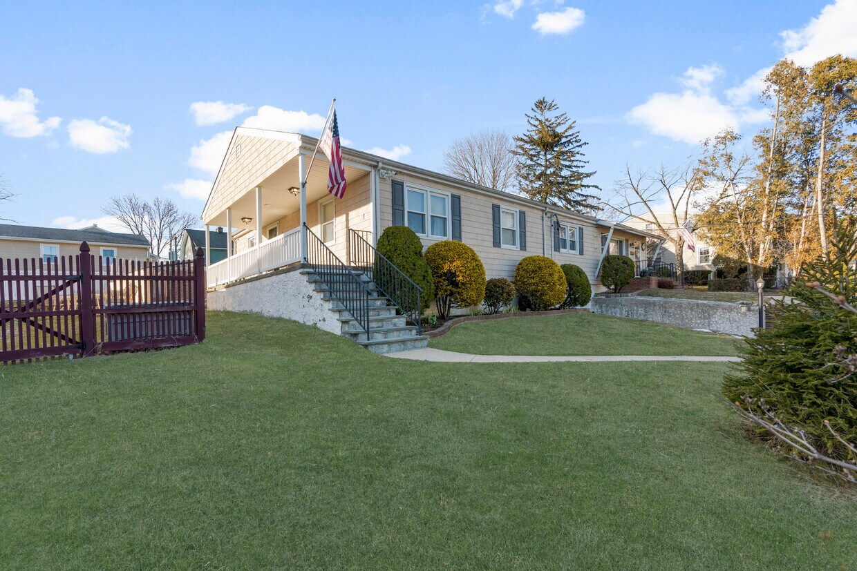 Primary Photo - 1328 Sherman Ave