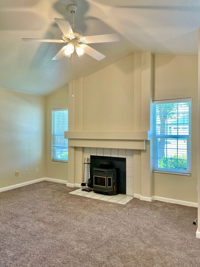 Building Photo - Super Adorable Refreshed 3 bedroom, 2 bath...