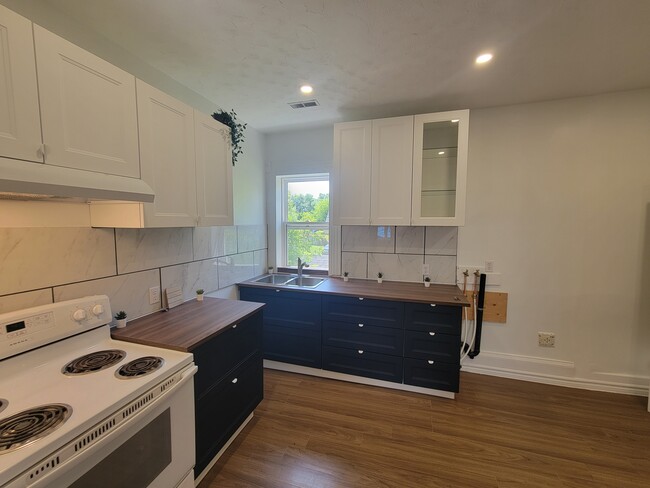 Photo du bâtiment - 2077 S Main St